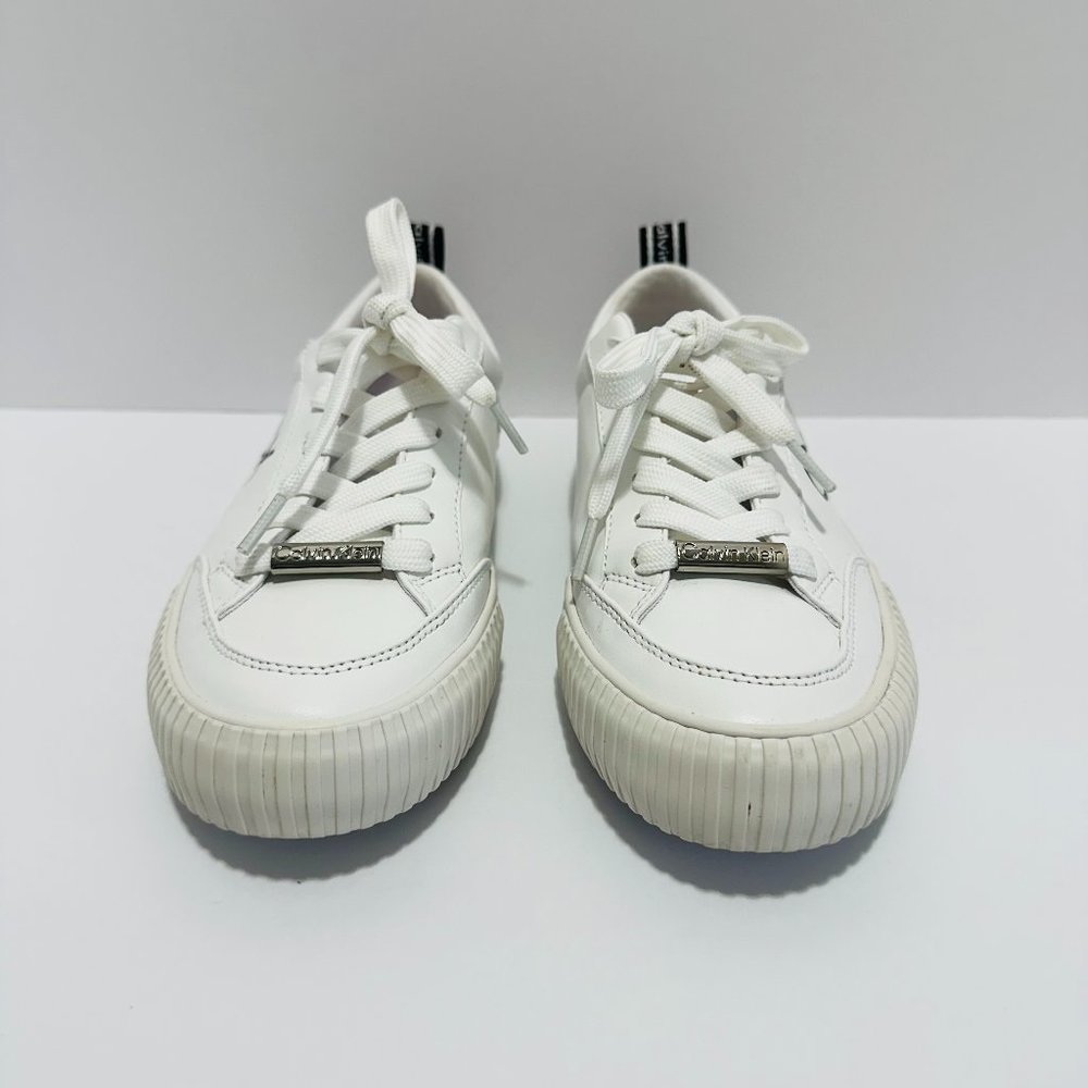 CALVIN KLEIN Women's Lariss Round Toe Lace-up Casual Sneaker